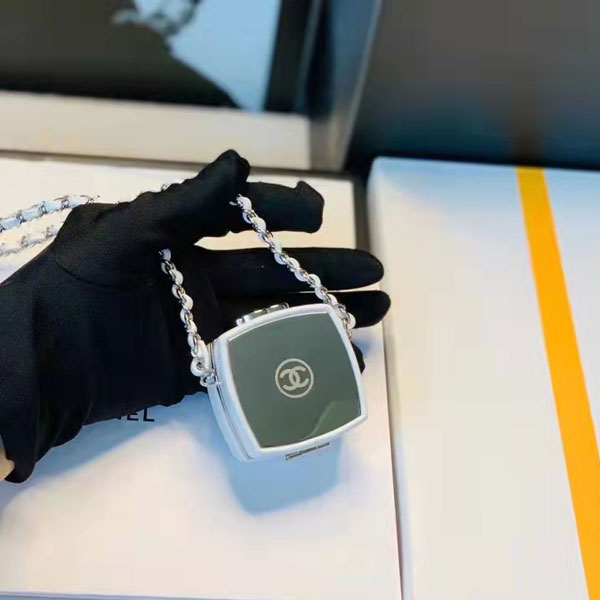 2022 Chanel CLUTCH WITH CHAIN